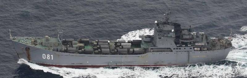 4艘俄軍戰車登陸艦16日通過日本津輕海峽，其中一艘艦上載運了軍用車輛，疑似要運往烏克蘭。   圖：翻攝統合幕僚監部