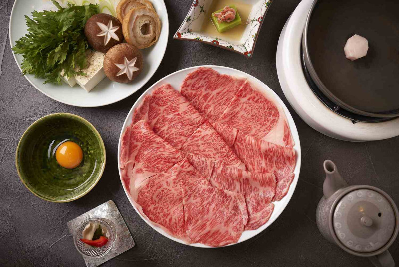 百年壽喜燒名店「Chinya」最講究牛肉品質，每塊肉油花都保持在「適度霜降」狀態，讓人垂涎三尺。   圖：東京觀光事務所台灣辦事處/提供