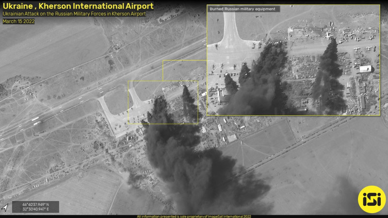 烏克蘭軍方在赫爾松國際機場(Kherson International Airport)摧毀多架俄羅斯軍用直升機，最新衛星偵照影象曝光。   圖：翻攝ImageSat Intl.推特