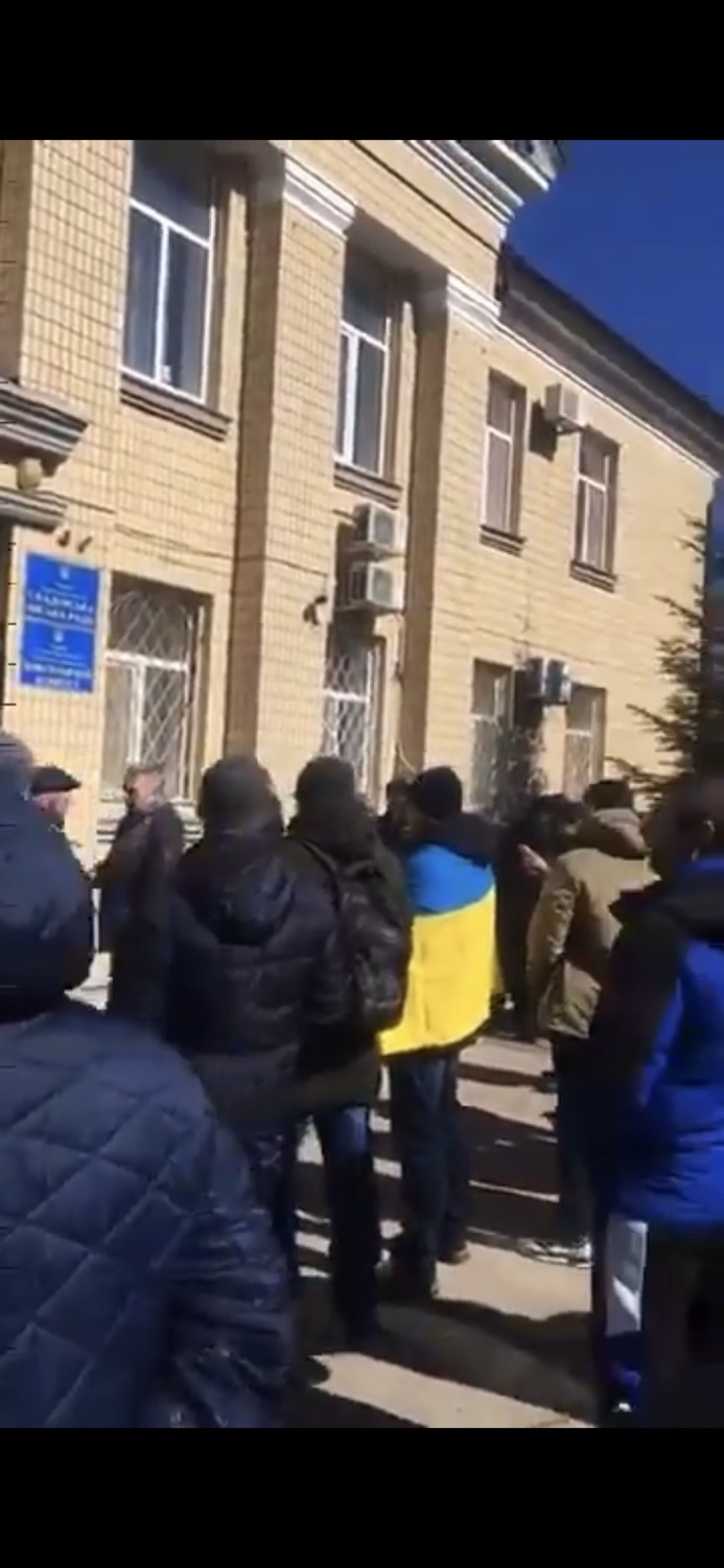 烏克蘭斯卡多夫斯克市長雅科列夫及其兩名下屬被俄軍綁架，民眾於市議會前示威抗議。   圖：擷取自推特