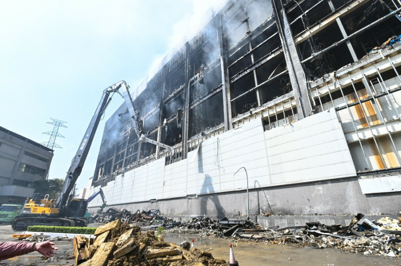 美福倉儲去年3月發生火災，造成空污惡臭影響附近居民幾十天。   圖：桃園市政府／提供（資料照片）