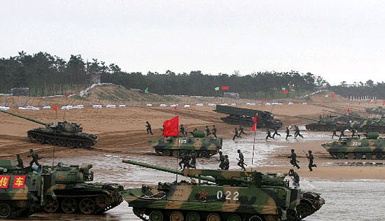 中國不斷地用軍演和戰機擾台來影響台灣。圖為解放軍2007年登陸演習。   圖：翻攝新浪軍事(資料照)