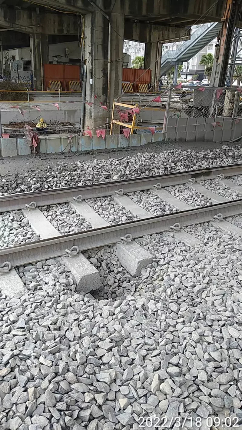 因南鐵地下化工程擾動地質，台鐵路線一度出現道碴下陷。   圖：交通部鐵道局／提供