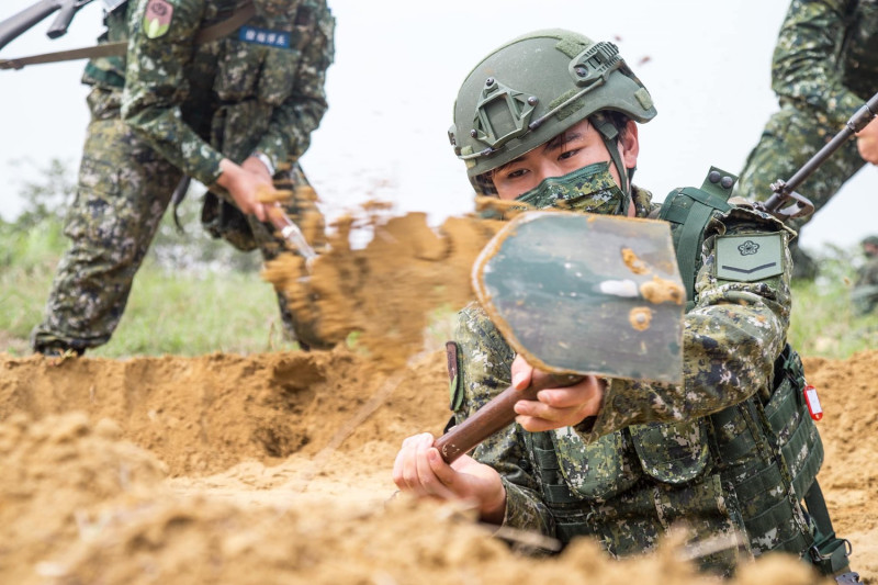 陸軍六軍團206旅召員「戰術操演」挖掘散兵坑。   圖：擷取自中華民國陸軍臉書