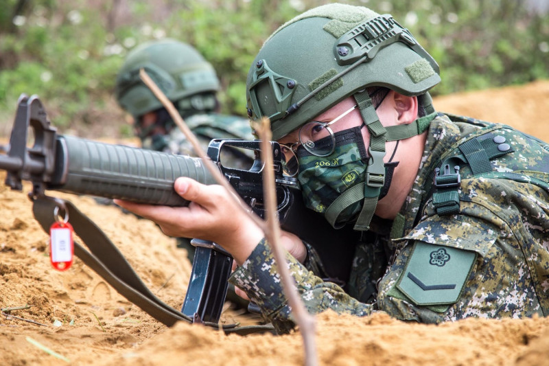 民調調查台灣役男目前只須服4個月的軍事訓練役是否合理，有近8成認為不合理，應延長役期。圖為新制教召射擊訓練。   圖：擷取自中華民國陸軍臉書