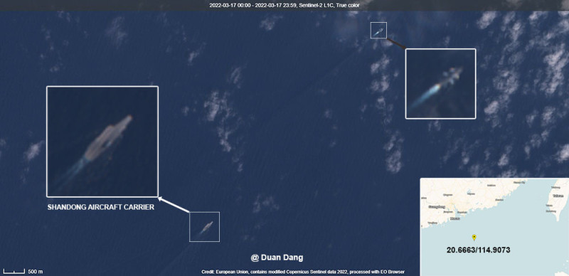 越南軍事記者段當曝光衛星照片，指解放軍「山東號」航母17日在1艘052D驅逐艦的伴護下，正經過東沙島附近海域，從台灣海峽南端進入。   圖：翻攝Duan Dang推特