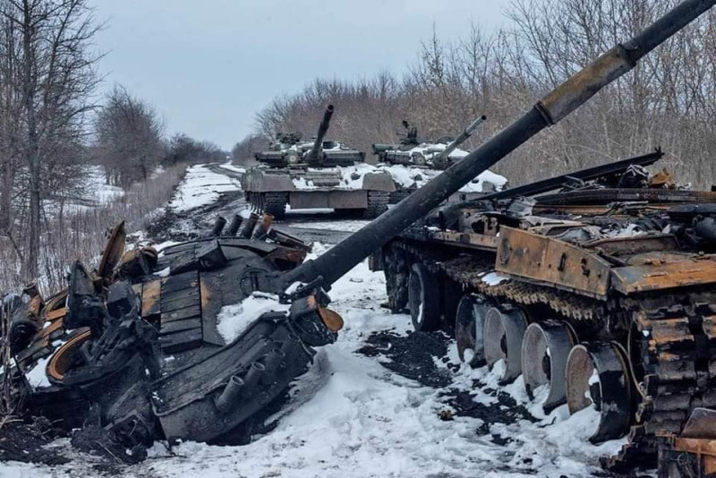 俄烏戰爭爆發以來，俄軍坦克車隊遭嚴重襲擊。   圖：翻攝Мілітарний臉書