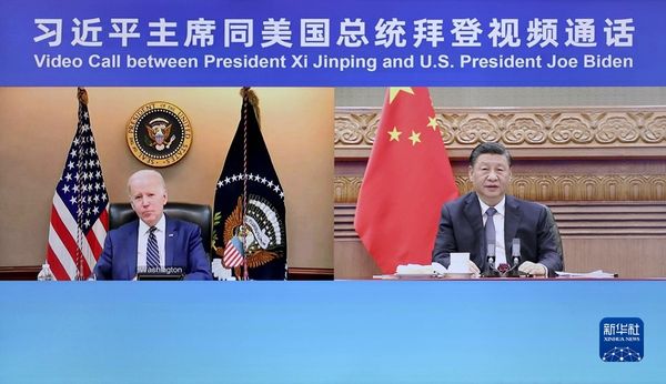 中國國家主席習近平（右）18日與美國總統拜（左）登視訊會議。   圖：翻攝新華社