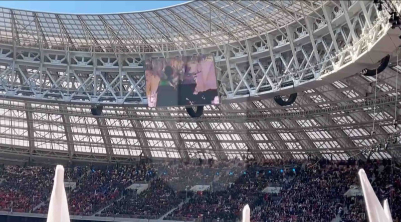 俄羅斯兼併克里米亞的八週年紀念集會，上萬名俄國民眾到現場參與。   圖：截圖自@maxseddon推特