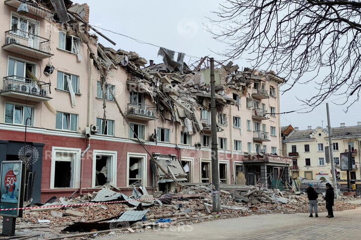 切爾尼戈夫（Chernihiv）遭空襲後滿目瘡痍。   圖：達志影像 / 路透社。