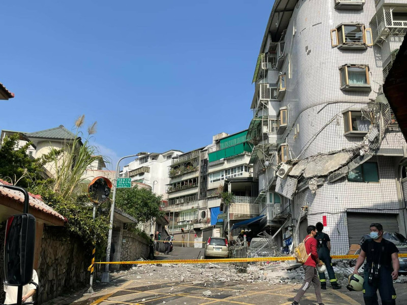 台北市文山區再興社區驚傳一棟公寓的陽台外牆倒塌。   圖：擷取自趙怡翔臉書