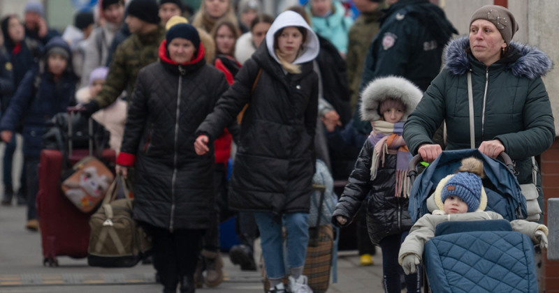 烏克蘭難民跨越邊境要到波蘭。   圖：翻攝自@kofc_fl.jpeg推特
