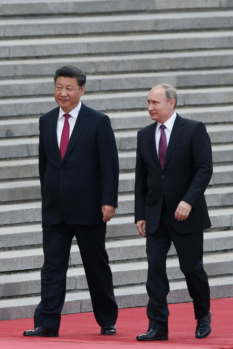 俄羅斯總統普丁（右）在跟烏克蘭開戰之前，曾去北京拜訪中國領導人習近平（左）。   圖：翻攝中新社 
