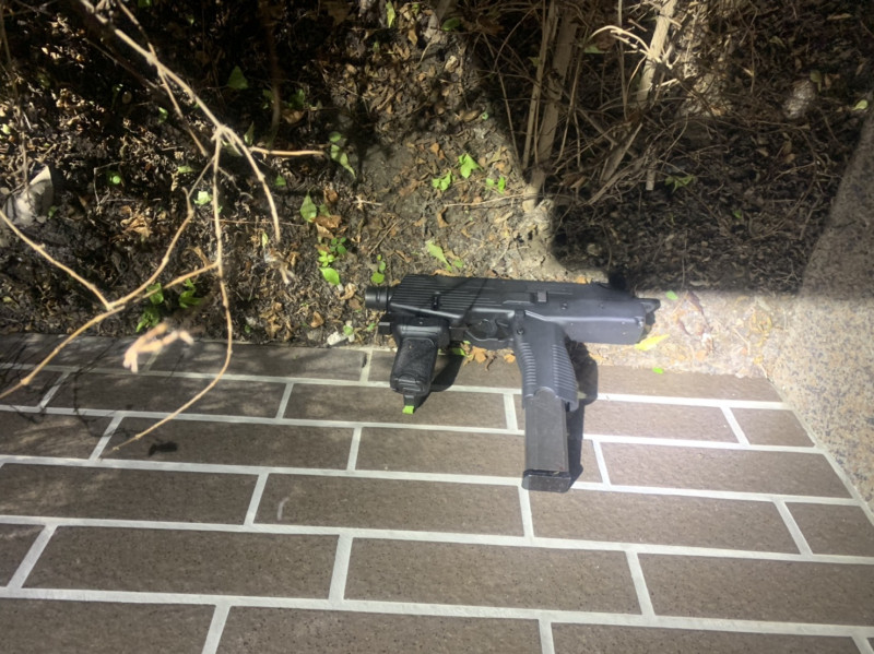 嫌犯將作案槍枝丟棄附近木樓草地。   圖：高市警新興分局提供