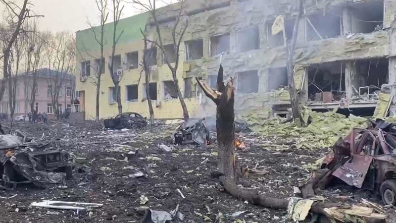 烏克蘭南部港口的大城馬立波（Mariupol）傳出，在左岸的 G12 藝術學校遭俄軍轟炸。   圖：翻攝自@Abelard0Vazquez推特