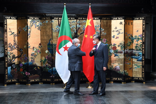 中國國務委員兼外長王毅(右)與阿爾及利亞外長拉馬拉(左)在會談後共同會見記者。   圖：翻攝自中國外交部網站
