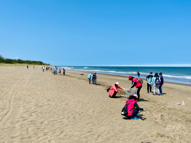 參與活動之民眾於沙崙海水浴場進行淨灘。   圖：新北市環保局提供