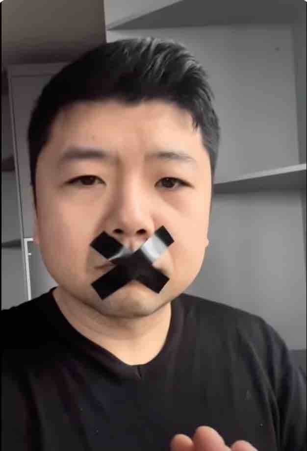 王吉賢受中國網友辱罵，非常沮喪在 3 月 7 日的影片中，在嘴上貼了一個 X 的黑色膠帶。   圖：截圖自王吉賢Youtube頻道