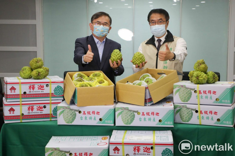立委劉櫂豪、台南市長黃偉哲以行動呼籲台灣民眾，新的一年也要持續支持台灣優質農產。   圖：台南市政府 / 提供
