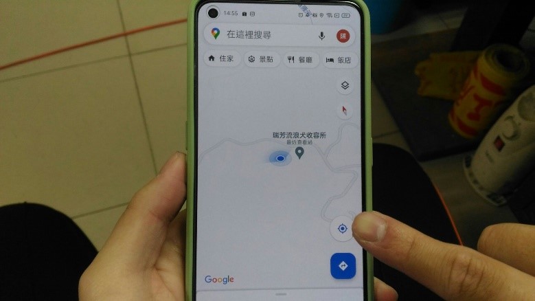 在案發地點開啟Google地圖App，點選「選取你的位置符號」。   圖：新北市動保處提供