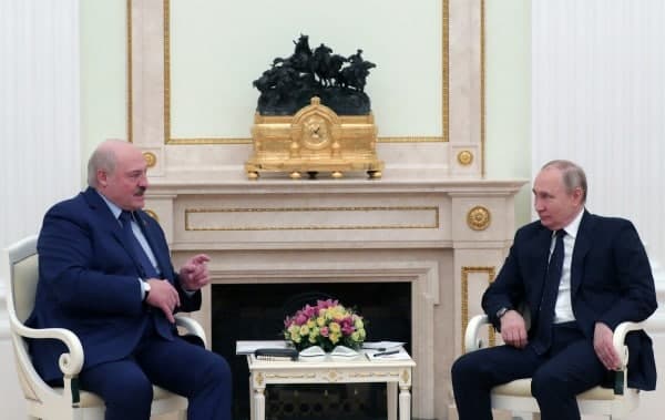 白俄羅斯總統盧卡申科（左）日前拜訪俄羅斯總統普丁，討論烏克蘭局勢，被質疑將加入侵略烏國行動。   圖：翻攝自俄羅斯總統推特