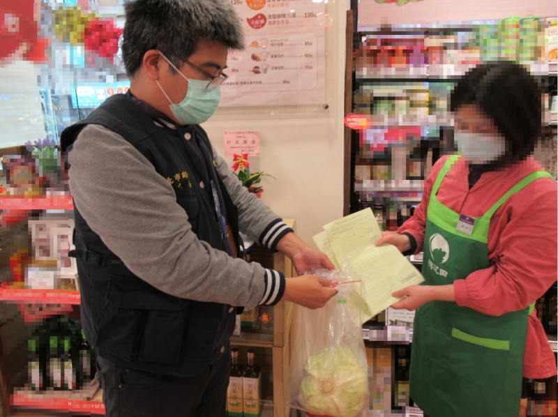 衛生局人員到「棉花田生機園地」板橋國光門市抽驗有機甘藍。   圖：新北市衛生局提供