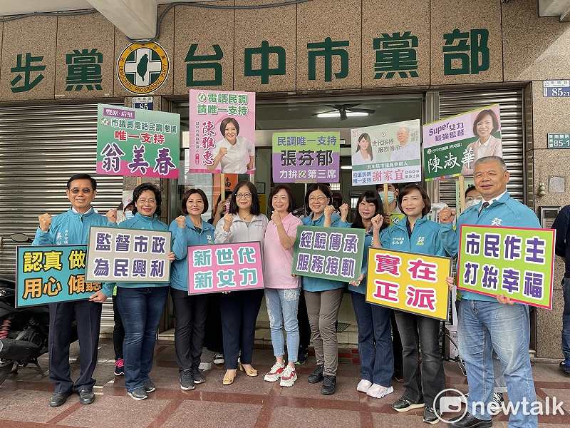 被視為蘇英系的台中市議員陳淑華、蕭隆澤、吳敏濟、落選再戰的張芬郁、翁美春及接棒父母參選的陳雅惠、謝家宜共7人，由英系立委管碧玲、新系立委何欣純陪同聲勢浩大地前往市黨部辦理登記，7人統一穿著繡有「小英」水綠色外套，格外引人注目。   唐復年/攝
