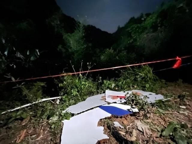 中國東方航空客機墜落的區域附近有許多大小不一的白色飛機碎片。   圖：翻攝新華社