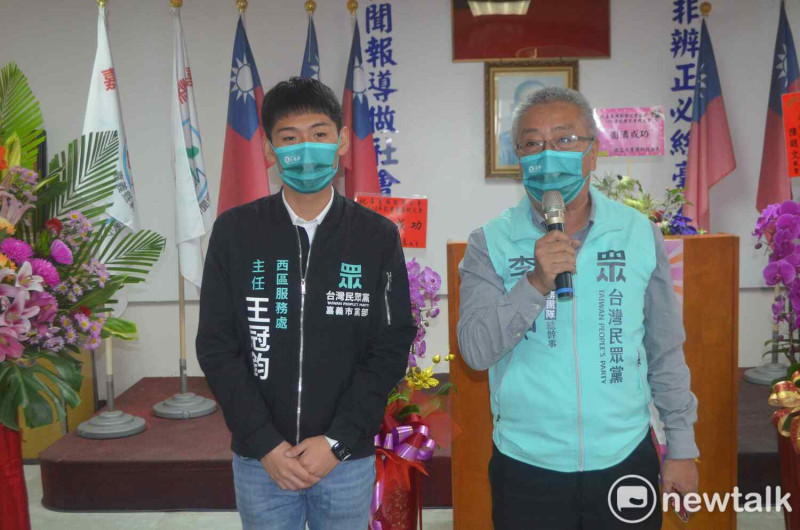 李維中（右）接掌台灣民眾黨嘉義縣黨部主委，左為民眾黨備戰嘉義市西區議員的王冠鈞。   圖：蔡坤龍/攝
