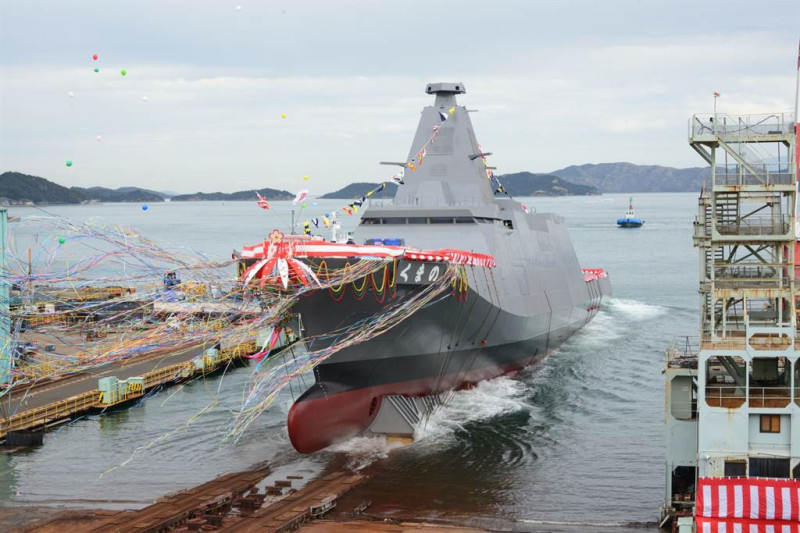 日本「最上級」(もがみ型)護衛艦「熊野號」(くまの，FFM-2)22日正式成軍服役。圖為2020年11月19日「熊野號」下水。   圖：翻攝 防衛省 海上自衛隊推特(資料照)
