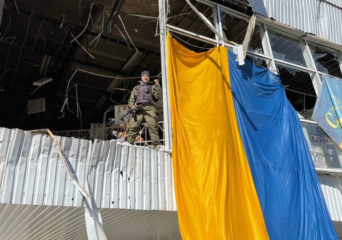 烏克蘭武裝部隊稱，烏軍已經重新控制馬卡里夫，並升起國旗。   圖:翻攝自推特Michael MacKay @mhmck