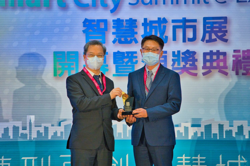 新北市府由副市長陳純敬代表領取「2022智慧城市創新應用獎」。   圖：新北市水利局提供
