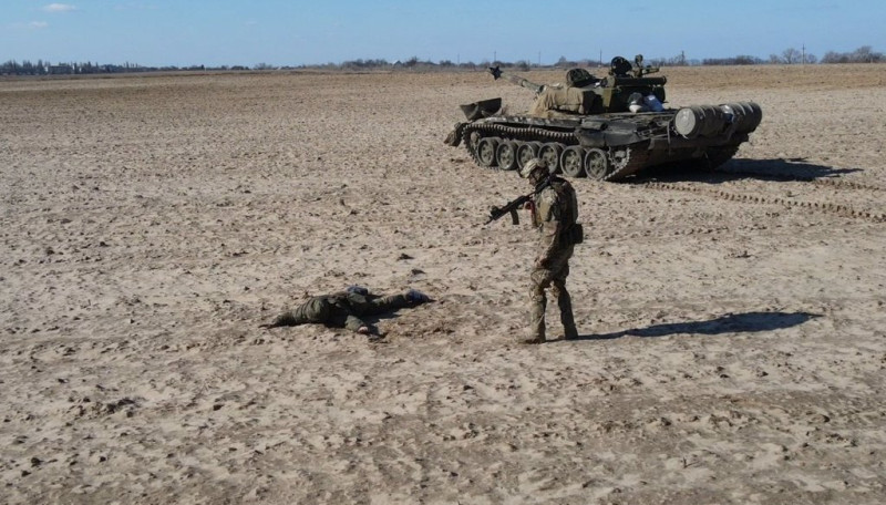 烏克蘭宣布有俄軍士兵交出他所屬的俄羅斯T-72A主戰坦克向烏克蘭軍隊投降。   圖：翻攝安德魯西夫臉書