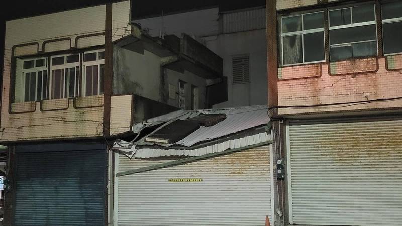 台東縣一名宋姓民眾在臉書貼出災情，有民宅頂樓女兒牆倒在鄰居家屋頂。   圖：翻攝臉書
