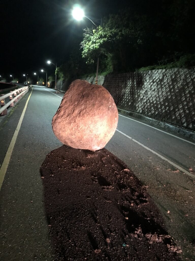 23日凌晨花蓮近海發生規模6.6地震，大小餘震不斷，台東長濱鄉永福路段邊坡掉落大石頭。    圖：中央社/民眾提供