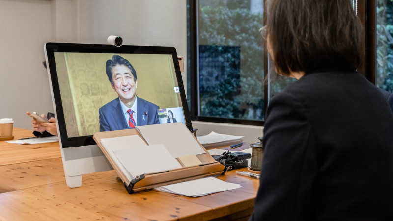 總統蔡英文與日本前首相安倍晉三在日華懇談會上視訊。   圖：總統府提供