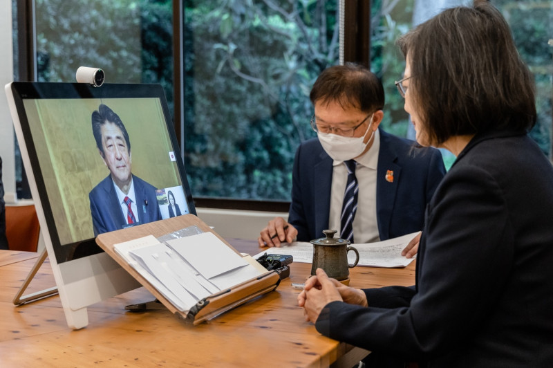 總統蔡英文與日本前首相安倍晉三在日華懇談會上視訊。   圖：總統府提供