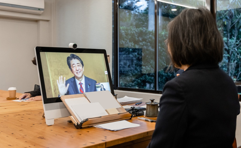 總統蔡英文與日本前首相安倍晉三在日華懇談會上視訊。   圖：總統府提供