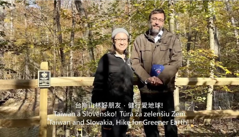 駐美代表蕭美琴（左）與斯洛伐克駐美大使Radovan Javorčík相約在森林健行，雙方討論氣候、環境，以及環保產業創新的合作機會。   圖：翻攝自蕭美琴臉書