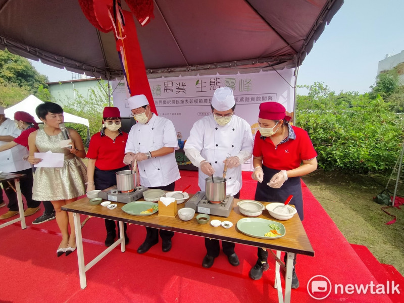 家政班成員指導總幹事黃景建（右二）烹煮蕎麥麵。   唐復年/攝