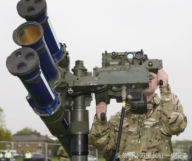 英國媒體《泰晤士報》報導，英國部隊正在某東歐秘密地點教導烏克蘭軍隊使用英國產製的短距可攜式「星光」(Starstreak)防空導彈系統。圖為輕便支架型發射型。   圖：翻攝陸網/萬里長征一步沒走