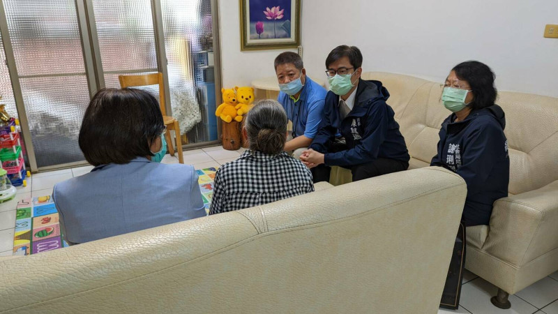 陳其邁(右二)親自慰問停電缺氧過世的長輩家屬。   圖：高雄市政府提供