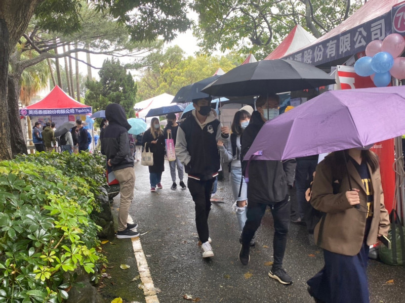 雖然遇到風雨，淡江就博會仍吸引2083人參與，初媒合率四成一。   圖：新北市就服處提供