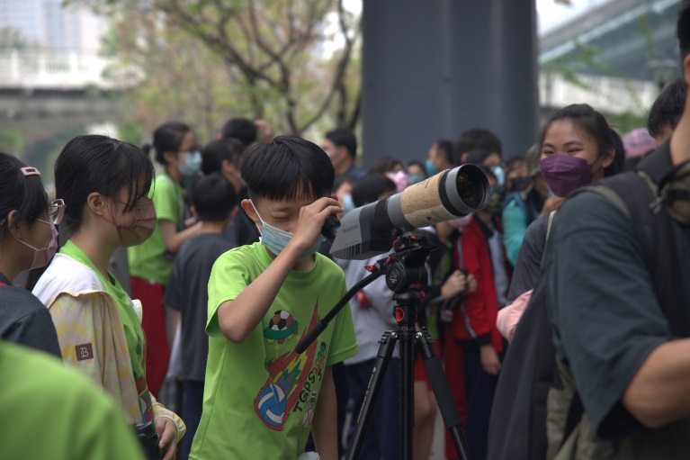 學生透過大「砲」望遠鏡觀察湳仔溝鳥類。   圖：新北市水利局提供