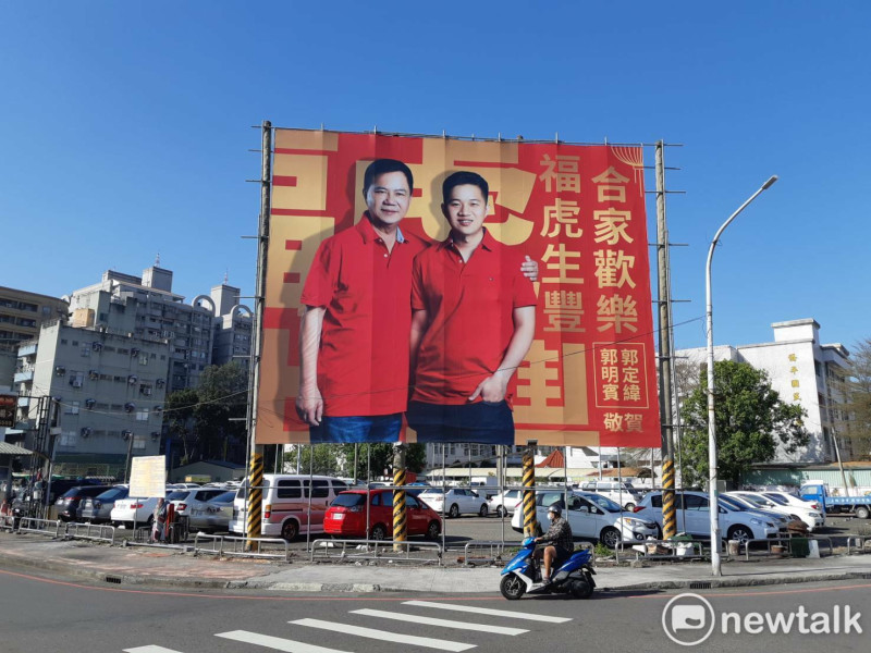 前副議長郭明賓與兒子郭定緯的合體照片，已高掛街頭。   圖：蔡坤龍/攝