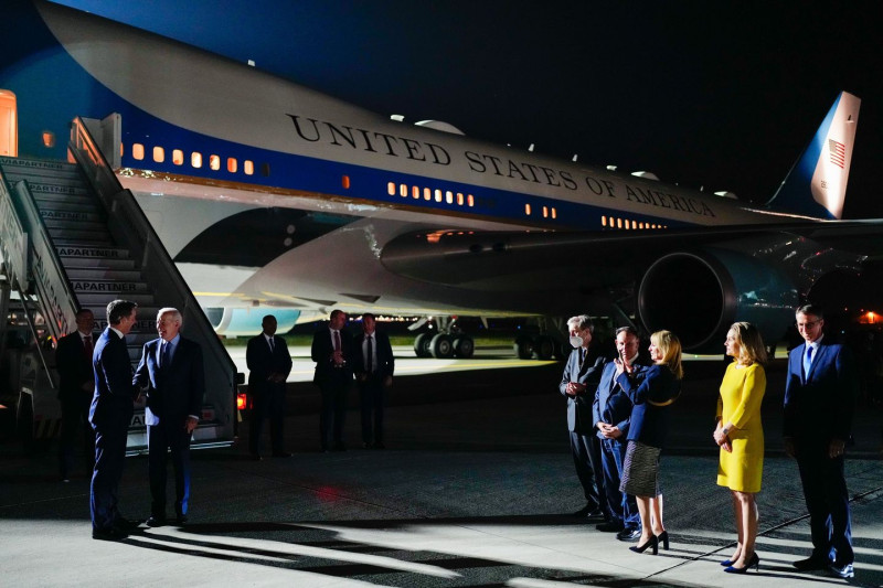 美國總統拜登（左二）搭乘「空軍一號」23日深夜抵達比利時布魯塞爾，比國首相德克羅（左）親自迎接。   圖：翻攝自拜登臉書