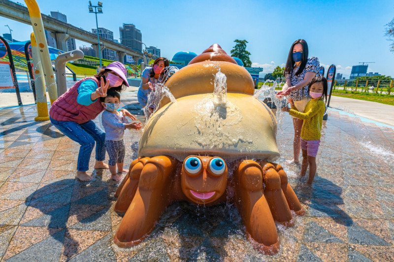 寄居蟹表情生動，吸引親子玩樂趣。   圖：新北市水利局提供