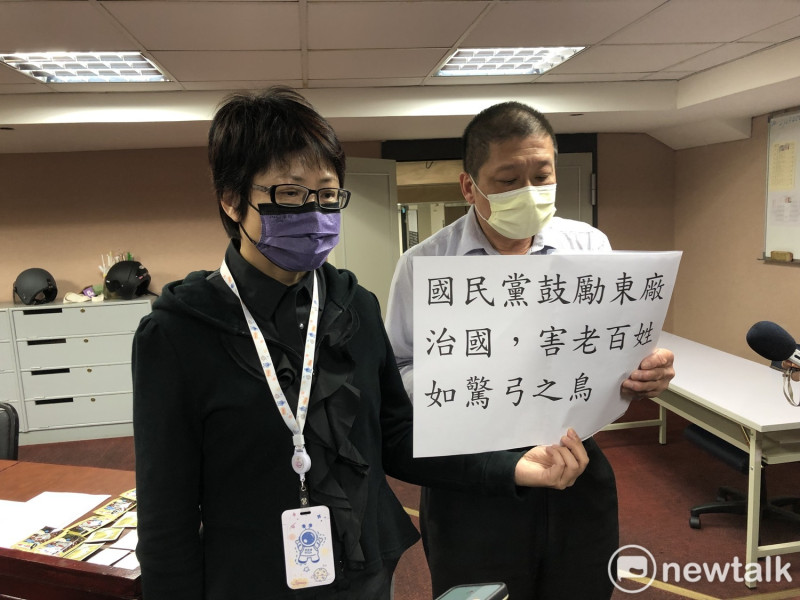 台北市勞動局長陳信瑜（左）與組織圓山大飯店工會張舉成舉手牌抗議國民黨。   圖：周煊惠 / 攝