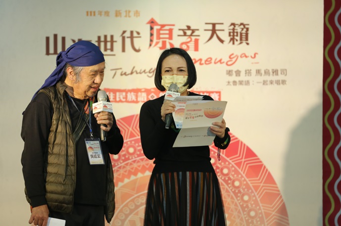 羅美菁（右）全程參與，與評審吳廷宏老師共同公布決賽晉級者。   圖：新北市原民局提供