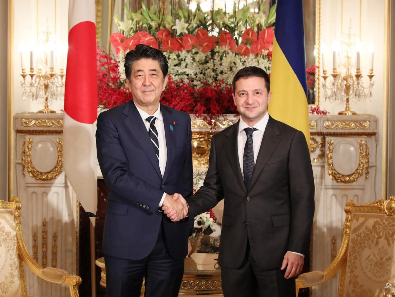 烏克蘭總統澤連斯基與日本前首相安倍晉三合影（2019）。   圖：翻攝自安倍晉三臉書（資料照）